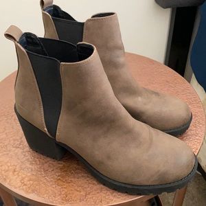 Chunky heel Chelsea boot (DL Lisbon)